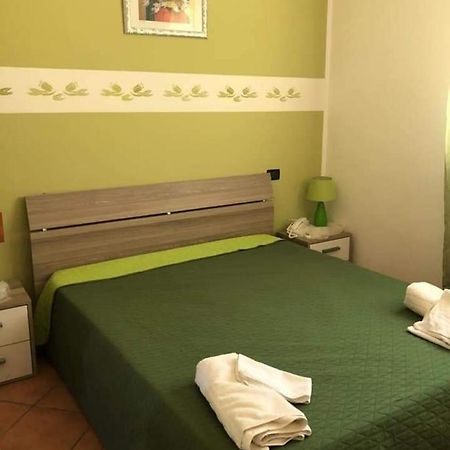 Appartamento In Villa Splendente 卡斯泰拉马莱 外观 照片